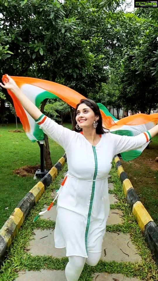 Surabhi Instagram - Wishing you all a very Happy Independence day!!!🇮🇳 May the spirit of freedom lead us all to success and glory in life.🕊 Let peace prevail in the country, and we become free in our mind, body, faith, and soul. Let there be nothing but unity.🤝 #happyindependenceday🇮🇳 Jai Hind!!!!! 🇮🇳 #azadikaamritmahotsav 🇮🇳