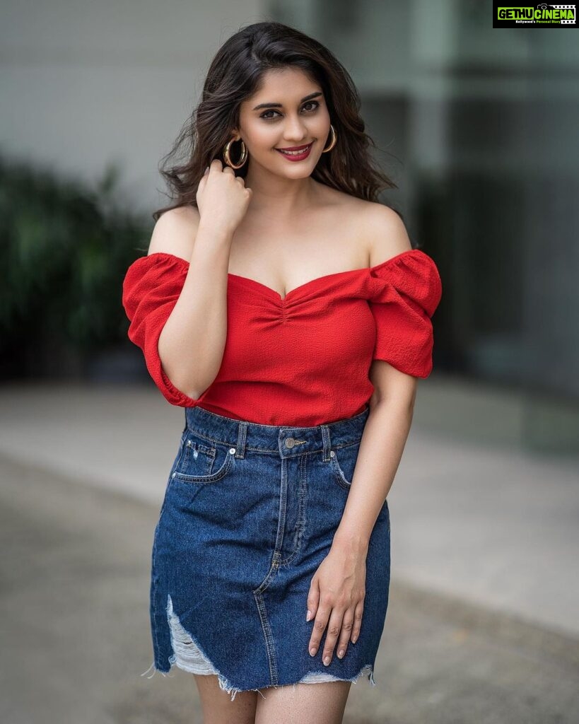 Surabhi Instagram - Happy Smiles.. Hope everyone is having a good day 😀 . . Model / Actress @surofficial Photographer @shekhar_jay Hair by @koduruamarnath MUA @sivamakeupartist Assisted by @theravu___ . . #Sydneymodels  #telugumovies #theportraitcentral #portraittpage  #theportraitculture #makeportraits  #ig_ports #humaneffect  #makeportraitsmag #chemports #tollywoodactress #sydneyphotographers  #telugucinema #teluguactress #mumbaiphotographer #sydneymodel  #portraitsociety #idealportrait #hyderabadphotographers #portraitvision_ #portraitfeed  #portraitvision  #bestportraitgallery  #sydneyphotographer Hyderabad