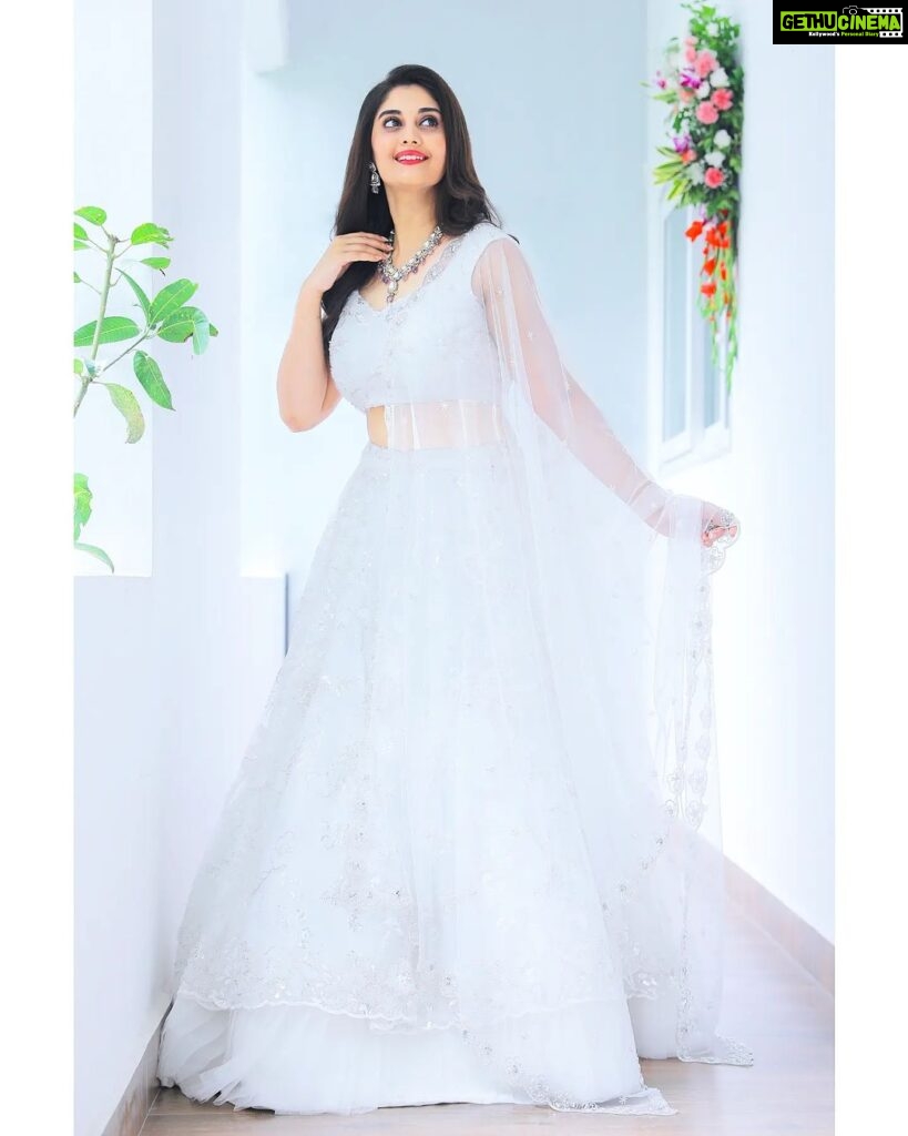 Surabhi Instagram - This beautiful dress feels like a dream in white 🤍💫 Wearing this stunning creation by @labelnurvi 💖 Styled by @impriyankasahajananda 💖 Hairstyling @seena_hair143 Accessories by @labelnurvi : : : #styledbypriyankasahajananda