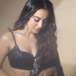 Surbhi Jyoti Instagram - ♠️♠️♠️ Saree @sawangandhiofficial Styled by @stylingbyvictor @sohail__mughal___ Accessories @nehbynehaparmar Assisted by @styleby_antara @janvijain123 Makeup @jyotiiadvani.artistry Clicked by @gohil_jeet