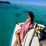 Surbhi Jyoti Instagram - 🩷🩷🦋🦋 . . . . . . @mauritius.tourism Wearing @tizzi.official Jewellery @houseofjskjewels Blue Bay Marine Park, Mauritius