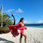 Surbhi Jyoti Instagram - Island life .... 🏖️ #tannedskin . . . . . . . Wearing @babitamalkani Dreads @drad.dreadsetgo