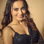 Surbhi Jyoti Instagram - ♠️ . . . . . . Saree @sawangandhiofficial Styled by @stylingbyvictor @sohail__mughal___ Accessories @nehbynehaparmar Assisted by @styleby_antara @janvijain123 Makeup @jyotiiadvani.artistry Clicked by @gohil_jeet