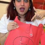 Surilie Gautam Instagram - Check this out 🥰🤪😍 #whatsinmybag #suriliegautam Link on my bio 🌸
