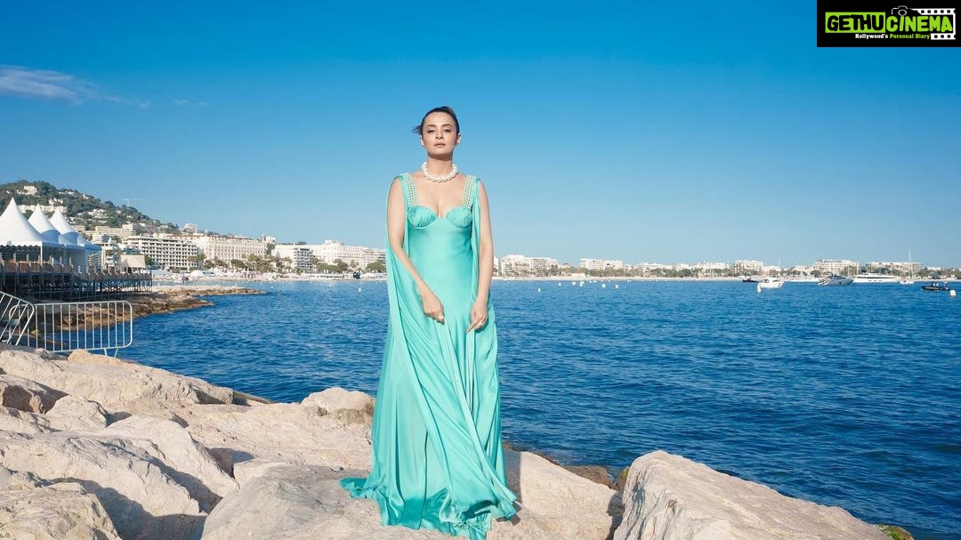 Surveen Chawla Instagram - “Let the blue sky meet the blue sea and all is blue for a time….” - Moncy Barbour Dress: @supriamunjalatelier Heels: @stevemaddenindia Jewellery: @prerto @curiocottagejewelry Styled by: @sukritigrover Styling Team: @vanigupta.23 @simrankumar19 Styling Intern @mahek_gada Shot by: @faisal_miya__photuwale #Cannes #Cannes2023