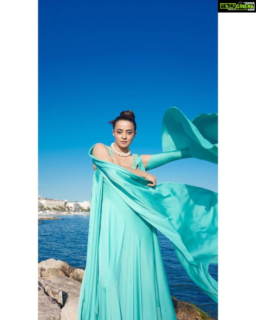 Surveen Chawla Instagram - “Let the blue sky meet the blue sea and all is blue for a time….” - Moncy Barbour Dress: @supriamunjalatelier Heels: @stevemaddenindia Jewellery: @prerto @curiocottagejewelry Styled by: @sukritigrover Styling Team: @vanigupta.23 @simrankumar19 Styling Intern @mahek_gada Shot by: @faisal_miya__photuwale #Cannes #Cannes2023