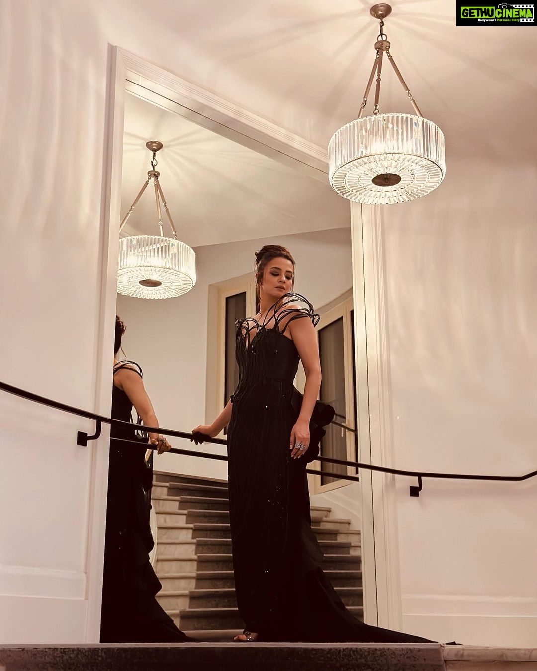 Surveen Chawla Instagram - In the beginning it was all black & white - Maureen O’Hara Outfit: @tanieyakhanuja Jewellery: @karishma.joolry @mozaati Heels: @aldo_shoes Styled by: @sukritigrover Styling Team: @vanigupta.23 @simrankumar19 Intern: @mahek_gada Editor: @tushar.b.official Shot by: @faisal_miya__photuwale #Cannes #Cannes2023