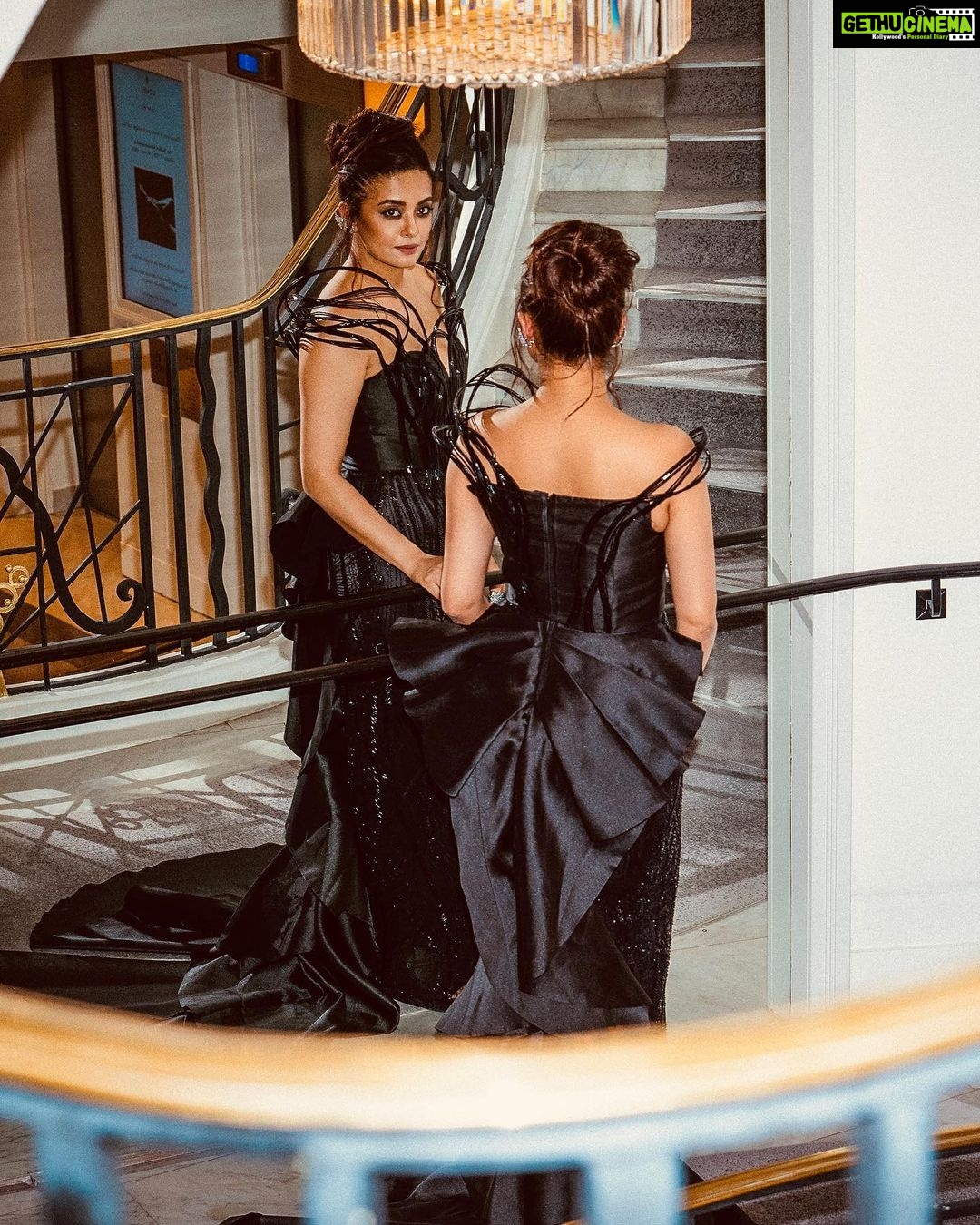 Surveen Chawla Instagram - In the beginning it was all black & white - Maureen O’Hara Outfit: @tanieyakhanuja Jewellery: @karishma.joolry @mozaati Heels: @aldo_shoes Styled by: @sukritigrover Styling Team: @vanigupta.23 @simrankumar19 Intern: @mahek_gada Editor: @tushar.b.official Shot by: @faisal_miya__photuwale #Cannes #Cannes2023