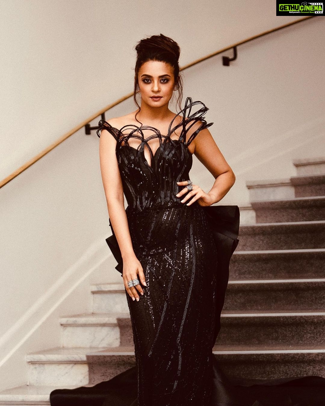 Surveen Chawla Instagram - In the beginning it was all black & white - Maureen O’Hara Outfit: @tanieyakhanuja Jewellery: @karishma.joolry @mozaati Heels: @aldo_shoes Styled by: @sukritigrover Styling Team: @vanigupta.23 @simrankumar19 Intern: @mahek_gada Editor: @tushar.b.official Shot by: @faisal_miya__photuwale #Cannes #Cannes2023