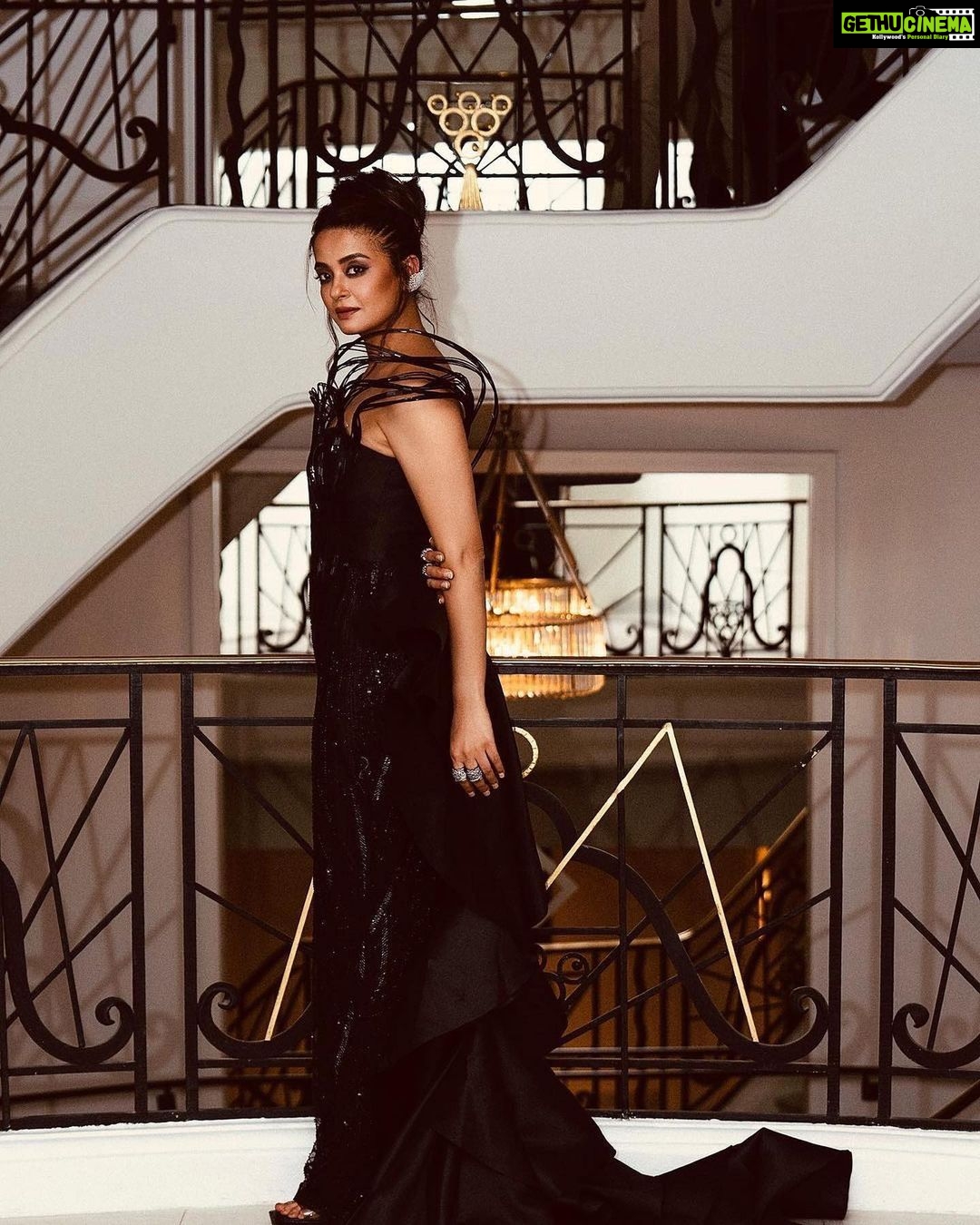 Surveen Chawla Instagram - In the beginning it was all black & white - Maureen O’Hara Shot by: @faisal_miya__photuwale Outfit: @tanieyakhanuja Jewellery: @karishma.joolry @mozaati Heels: @aldo_shoes Styled by: @sukritigrover Styling Team: @vanigupta.23 @simrankumar19 Intern: @mahek_gada Editor: @tushar.b.official #Cannes #Cannes2023