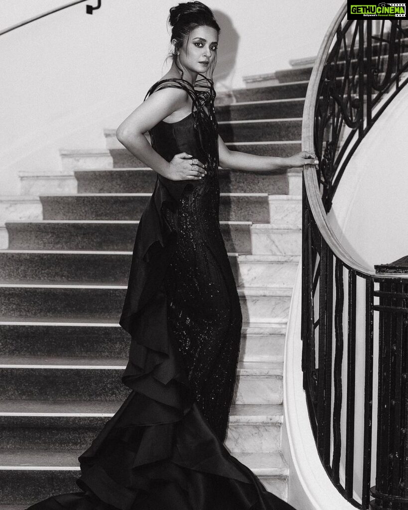Surveen Chawla Instagram - In the beginning it was all black & white - Maureen O’Hara Shot by: @faisal_miya__photuwale Outfit: @tanieyakhanuja Jewellery: @karishma.joolry @mozaati Heels: @aldo_shoes Styled by: @sukritigrover Styling Team: @vanigupta.23 @simrankumar19 Intern: @mahek_gada Editor: @tushar.b.official #Cannes #Cannes2023