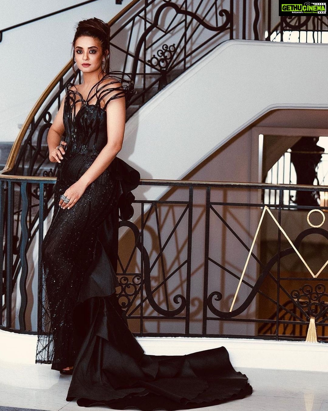 Surveen Chawla Instagram - In the beginning it was all black & white - Maureen O’Hara Shot by: @faisal_miya__photuwale Outfit: @tanieyakhanuja Jewellery: @karishma.joolry @mozaati Heels: @aldo_shoes Styled by: @sukritigrover Styling Team: @vanigupta.23 @simrankumar19 Intern: @mahek_gada Editor: @tushar.b.official #Cannes #Cannes2023