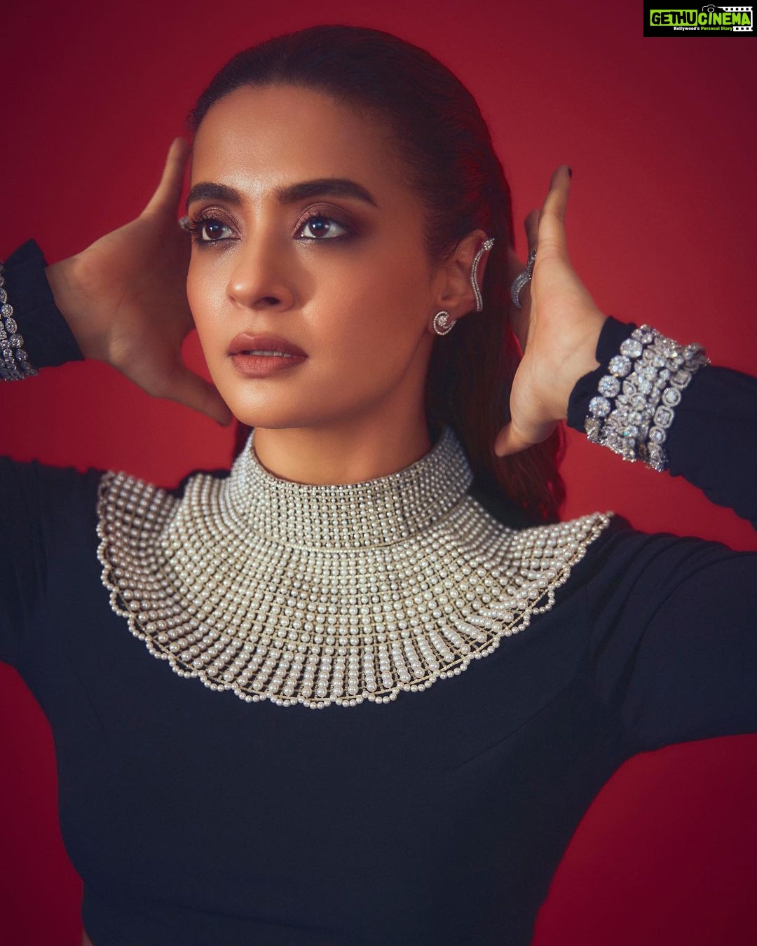 Surveen Chawla Instagram - Poetry & Black 🖤 Outfit - @namratajoshipura Jewellery - @gehnajewellers1 @karishma.joolry @ayanasilverjewellery @blingsutra @house.of.midas @ascend.rohank Makeup - @tush_91 Hair - @gohar__shaikh 📸 - @kadamajay Styled by @sukritigrover Team @simrankumar19 @vanigupta.23