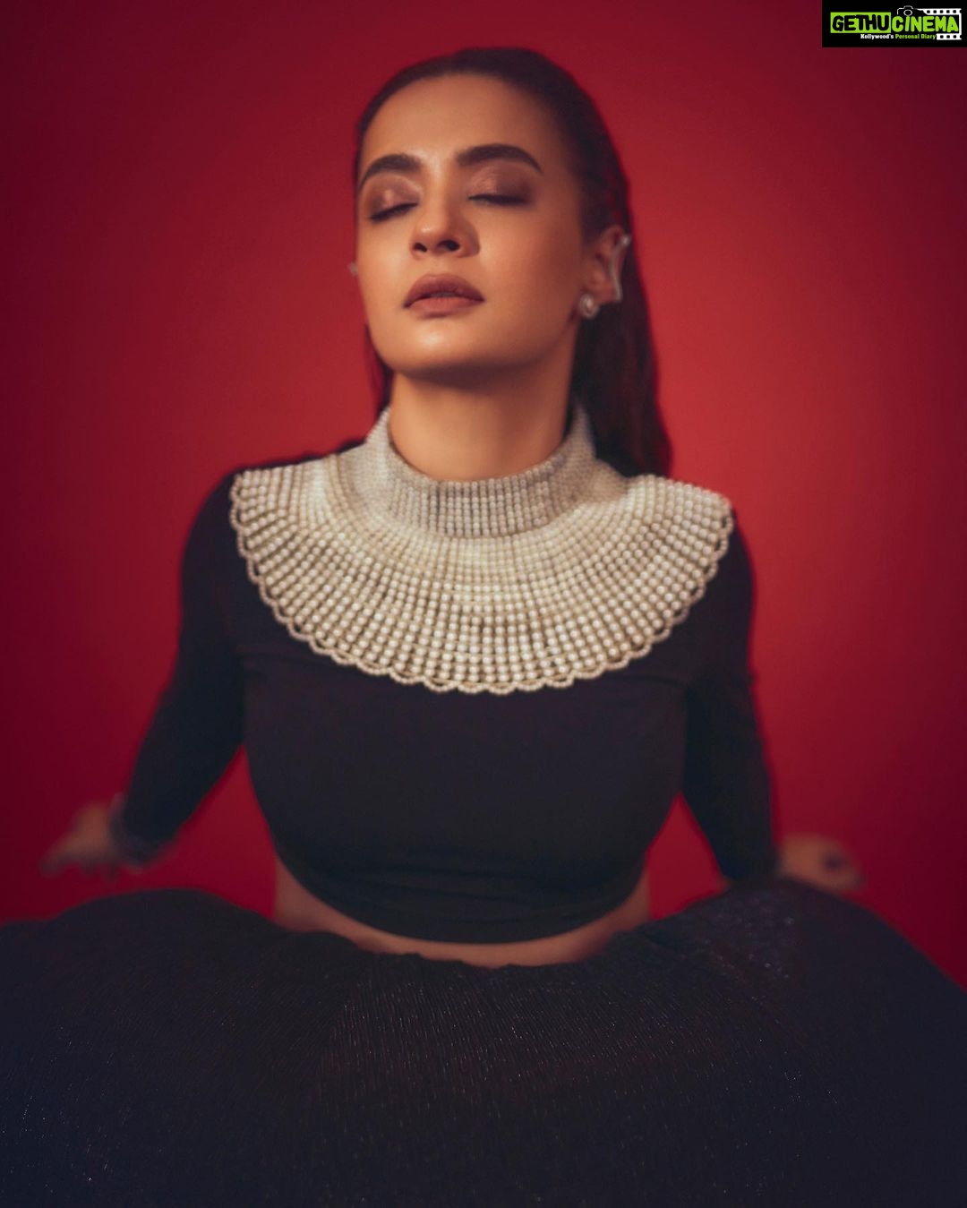 Surveen Chawla Instagram - Poetry & Black 🖤 Outfit - @namratajoshipura Jewellery - @gehnajewellers1 @karishma.joolry @ayanasilverjewellery @blingsutra @house.of.midas @ascend.rohank Makeup - @tush_91 Hair - @gohar__shaikh 📸 - @kadamajay Styled by @sukritigrover Team @simrankumar19 @vanigupta.23