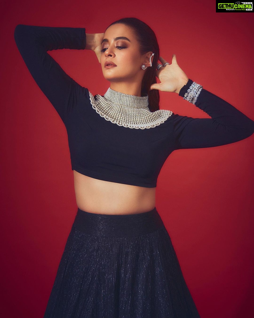 Surveen Chawla Instagram - Poetry & Black 🖤 Outfit - @namratajoshipura Jewellery - @gehnajewellers1 @karishma.joolry @ayanasilverjewellery @blingsutra @house.of.midas @ascend.rohank Makeup - @tush_91 Hair - @gohar__shaikh 📸 - @kadamajay Styled by @sukritigrover Team @simrankumar19 @vanigupta.23