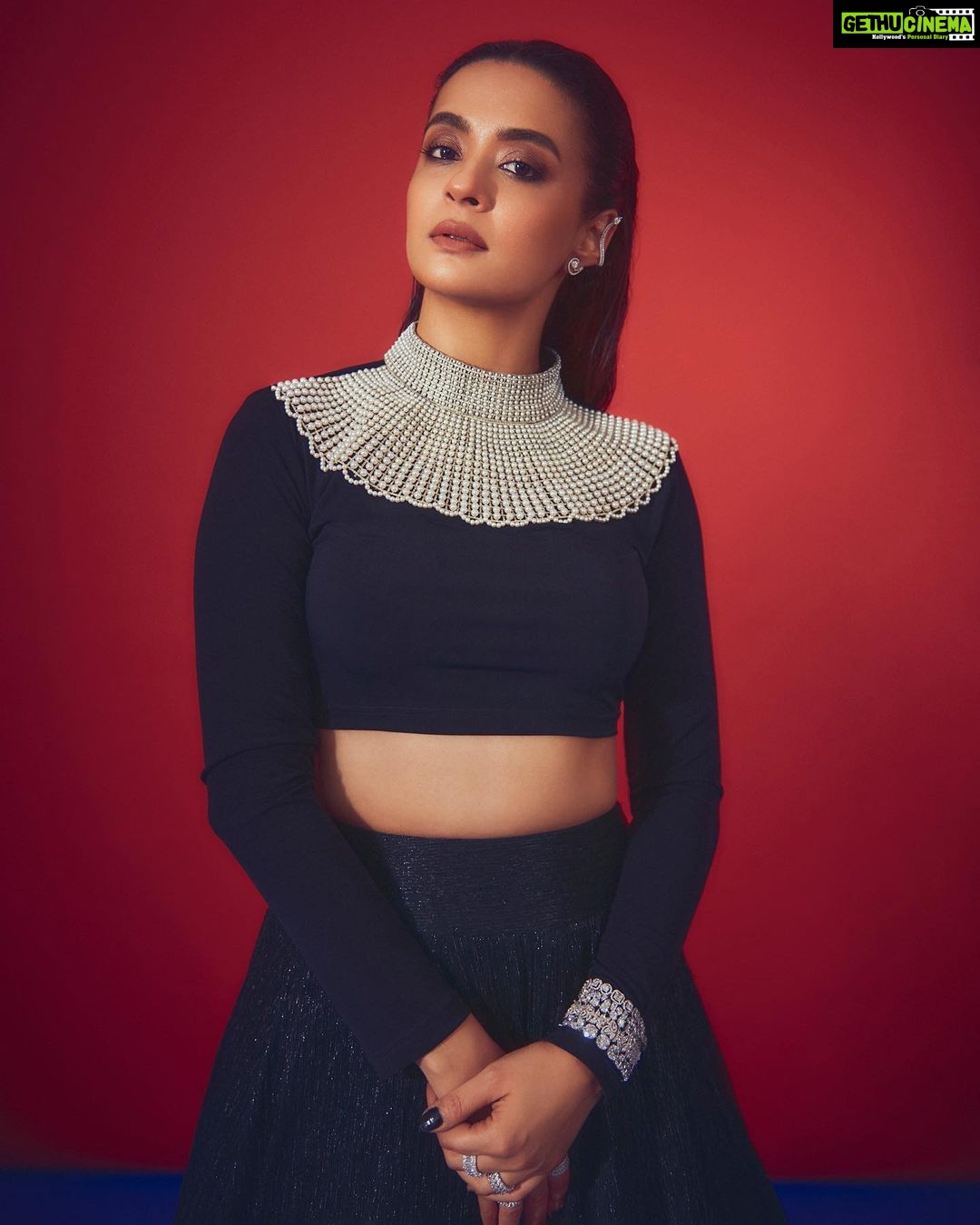 Surveen Chawla Instagram - Poetry & Black 🖤 Outfit - @namratajoshipura Jewellery - @gehnajewellers1 @karishma.joolry @ayanasilverjewellery @blingsutra @house.of.midas @ascend.rohank Makeup - @tush_91 Hair - @gohar__shaikh 📸 - @kadamajay Styled by @sukritigrover Team @simrankumar19 @vanigupta.23