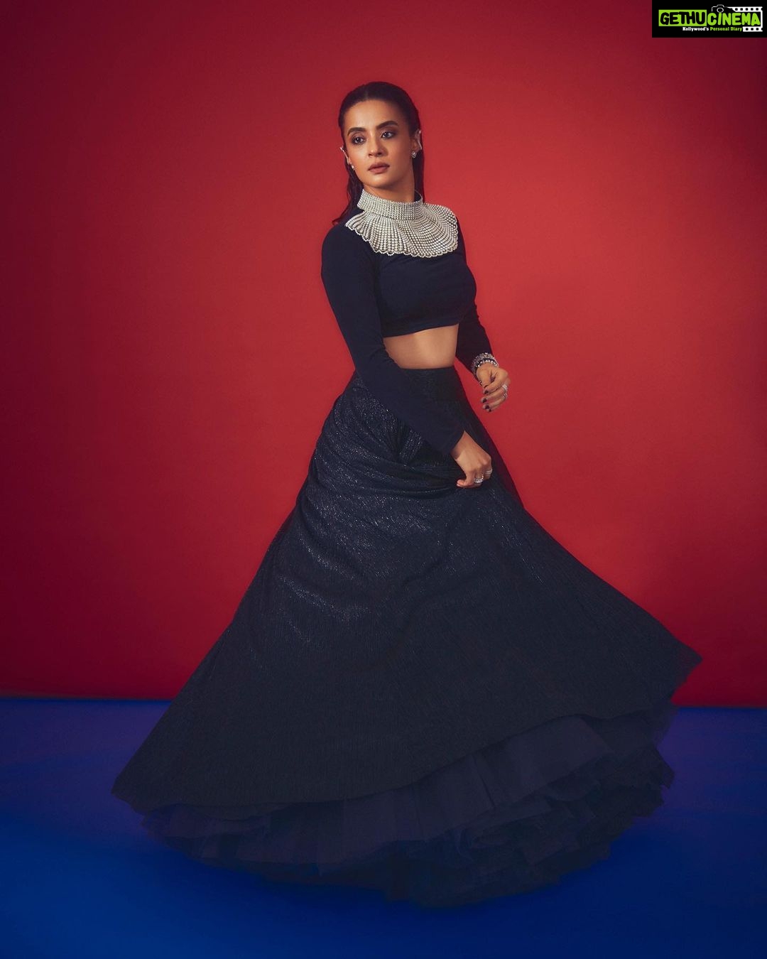 Surveen Chawla Instagram - Poetry & Black 🖤 Outfit - @namratajoshipura Jewellery - @gehnajewellers1 @karishma.joolry @ayanasilverjewellery @blingsutra @house.of.midas @ascend.rohank Makeup - @tush_91 Hair - @gohar__shaikh 📸 - @kadamajay Styled by @sukritigrover Team @simrankumar19 @vanigupta.23