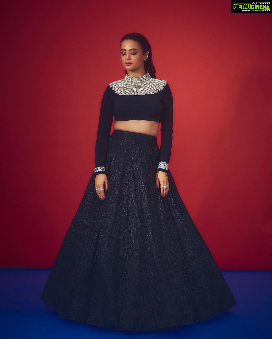 Surveen Chawla Instagram - Poetry & Black 🖤 Outfit - @namratajoshipura Jewellery - @gehnajewellers1 @karishma.joolry @ayanasilverjewellery @blingsutra @house.of.midas @ascend.rohank Makeup - @tush_91 Hair - @gohar__shaikh 📸 - @kadamajay Styled by @sukritigrover Team @simrankumar19 @vanigupta.23
