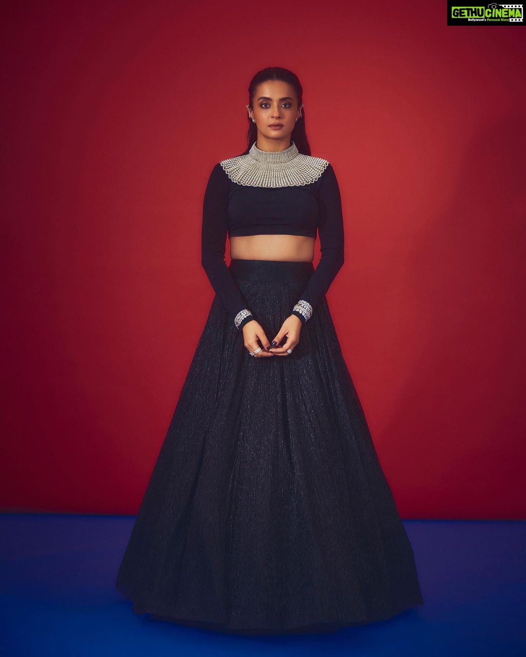Surveen Chawla Instagram - Poetry & Black 🖤 Outfit - @namratajoshipura Jewellery - @gehnajewellers1 @karishma.joolry @ayanasilverjewellery @blingsutra @house.of.midas @ascend.rohank Makeup - @tush_91 Hair - @gohar__shaikh 📸 - @kadamajay Styled by @sukritigrover Team @simrankumar19 @vanigupta.23