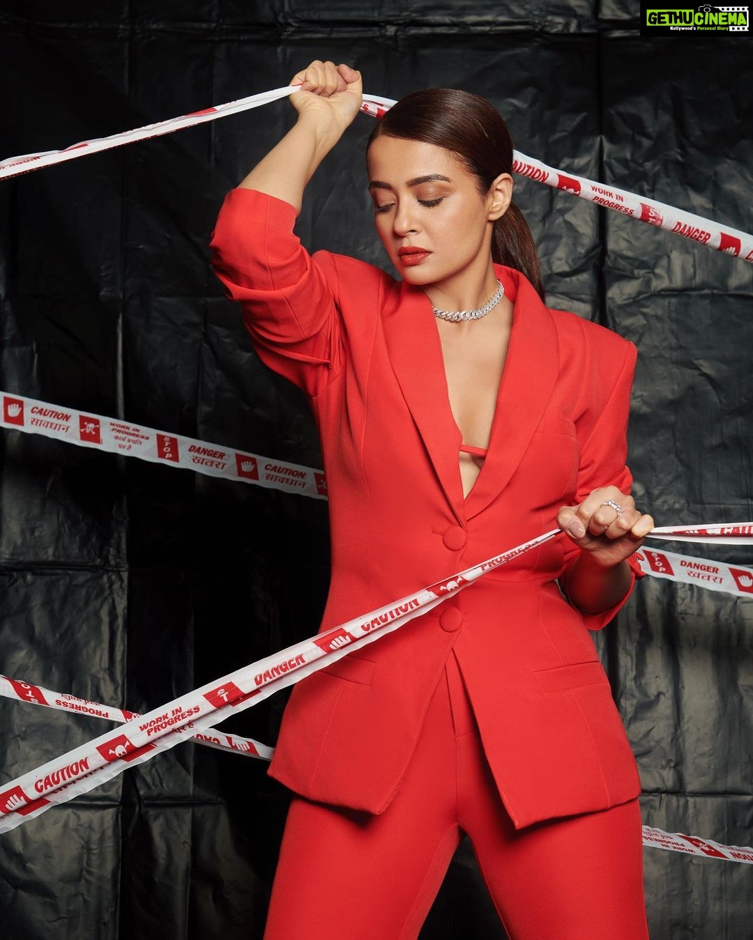 Surveen Chawla Instagram - Dangerously kicking ass ⚠️ Outfit @biancaandbridgett Jewellery @karishma.joolry Styled by : @sukritigrover Assisted by : @vanigupta.23 @simrankumar19 @ayushigala_ Makeup : @tush_91 Hair : @gohar_shaikh 📸 : @visualaffairs_va