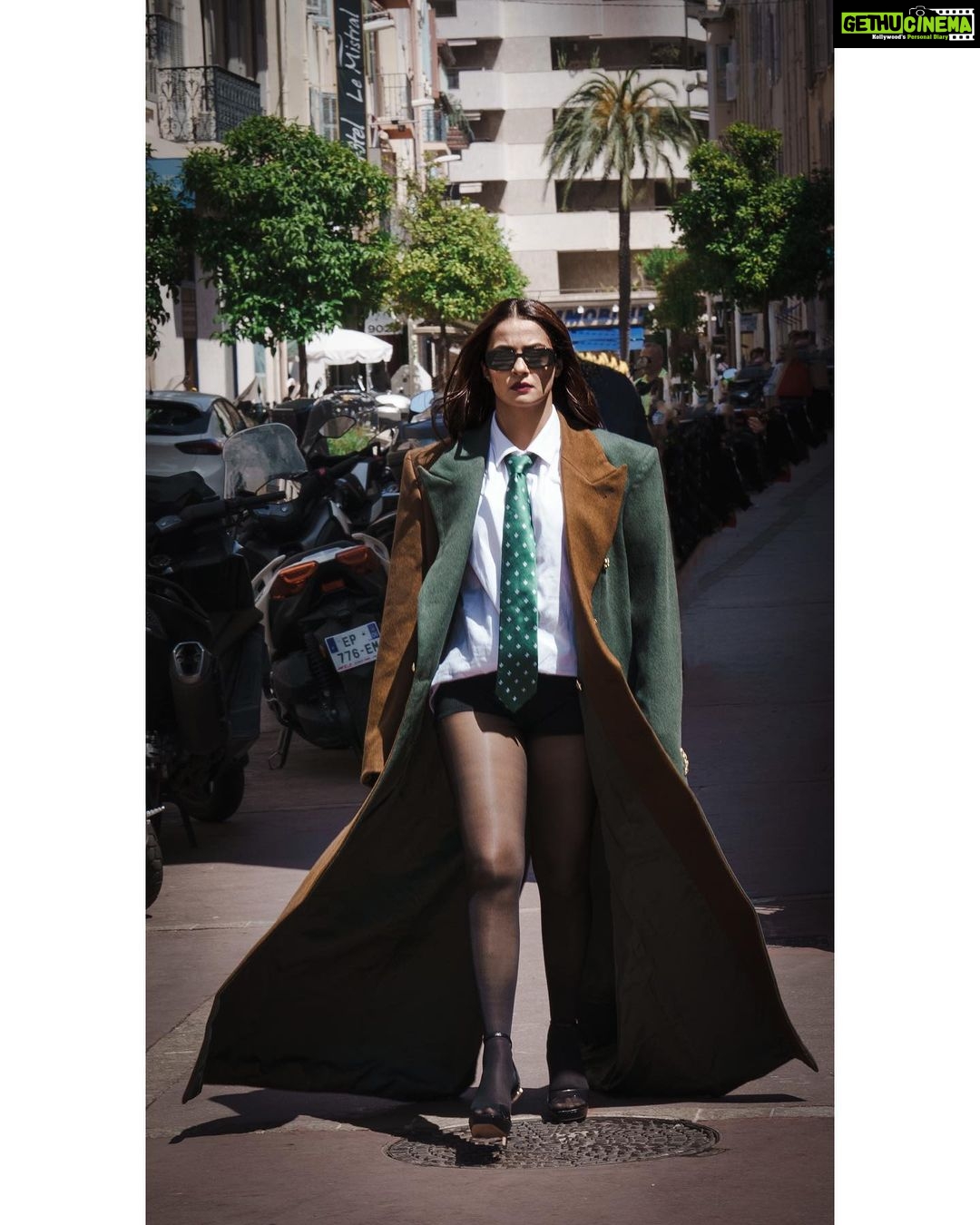 Surveen Chawla Instagram - And this is how I strolled….! Outfit: @helenanthonyofficial Heels: @aldo_shoes Sunglasses: @prada Styled by: @sukritigrover Styling Team: @vanigupta.23 @simrankumar19 Intern: @mahek_gada Shot by: @faisal_miya__photuwale #Cannes #Cannes2023
