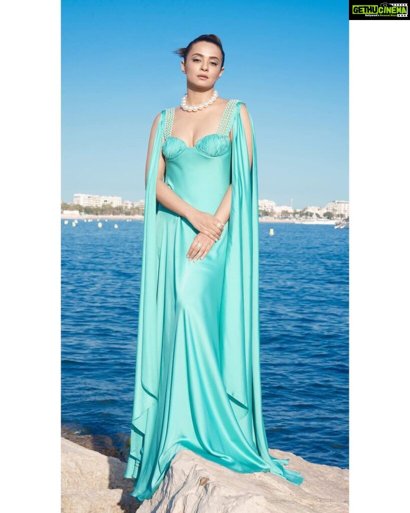 Surveen Chawla Instagram - “Let the blue sky meet the blue sea and all is blue for a time….” - Moncy Barbour Dress: @supriamunjalatelier Heels: @stevemaddenindia Jewellery: @prerto @curiocottagejewelry Bag: @cultgaia Styled by: @sukritigrover Styling Team: @vanigupta.23 @simrankumar19 Styling Intern @mahek_gada Shot by: @faisal_miya__photuwale #Cannes #Cannes2023