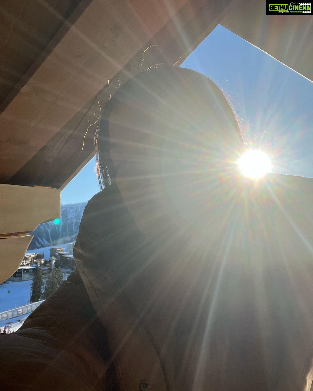 Surveen Chawla Instagram - Catch me if u can …. Sun kissed and silhouetted 🌤️