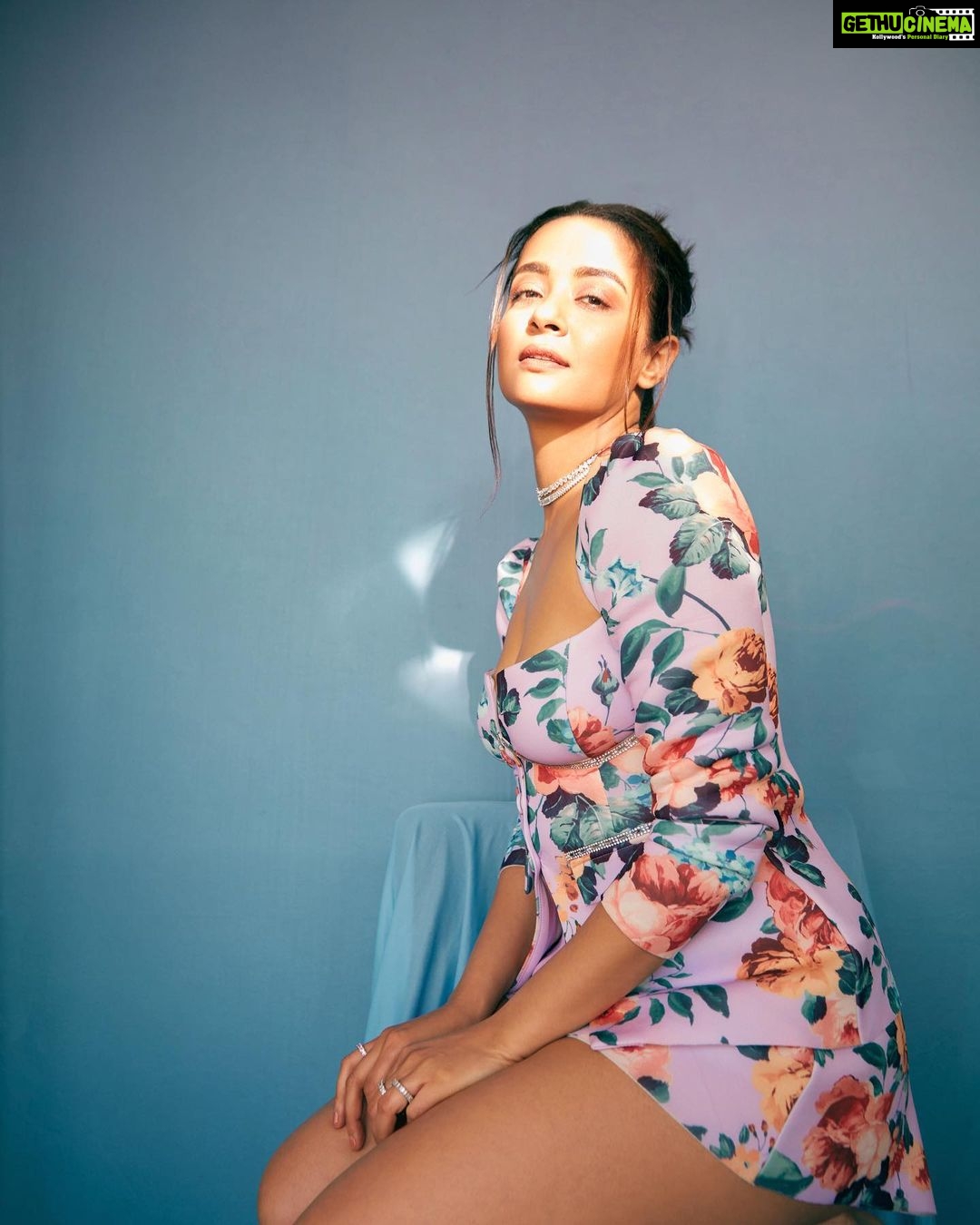 Surveen Chawla Instagram - Spring and sunshine .. Lavenders and daisies.. Songs and chirps.. Fresh and breezy☀️🌸🕊️ Jewellery - @karishma.joolry Styled by - @sukritigrover Assisted by - @vanigupta Makeup - @melwanishweta Hair - @gohar_shaikh 📸 - @tejasnerurkarr