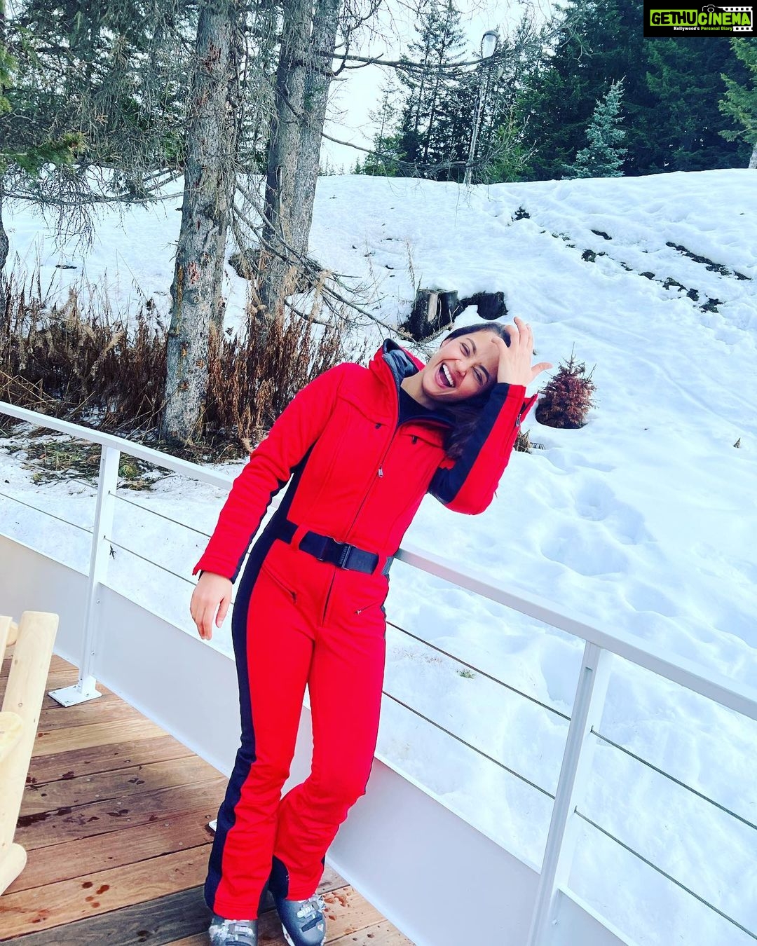 Surveen Chawla Instagram - Happy New Year 💃🎉❤️Health, Happiness and love always 🤗 #2023