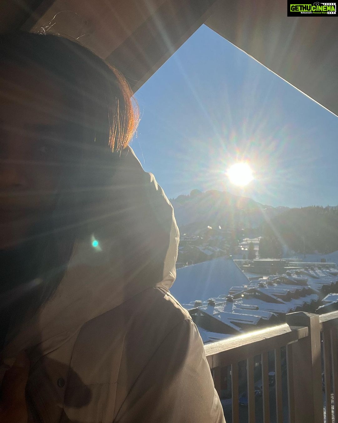 Surveen Chawla Instagram - Catch me if u can …. Sun kissed and silhouetted 🌤️