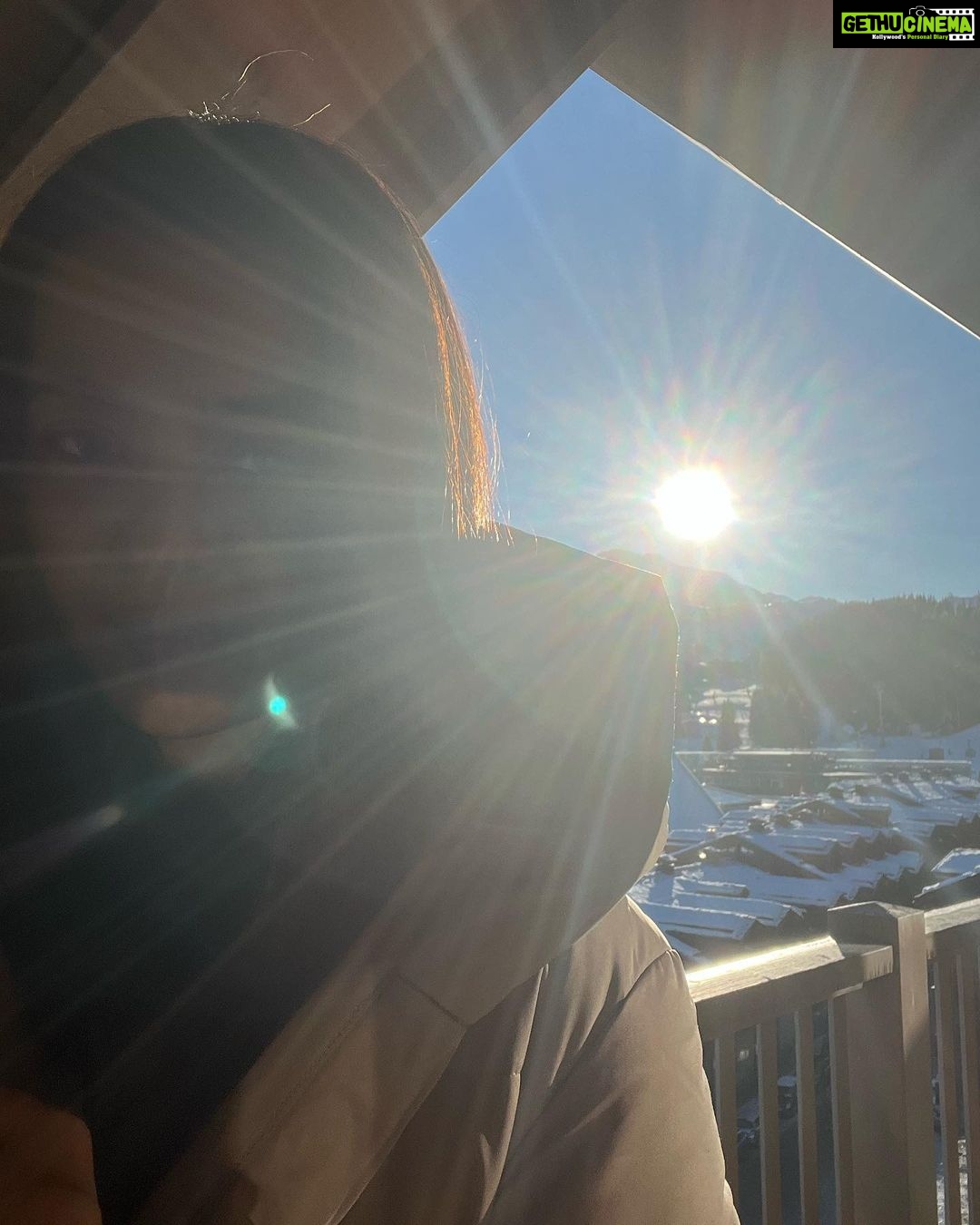 Surveen Chawla Instagram - Catch me if u can …. Sun kissed and silhouetted 🌤️