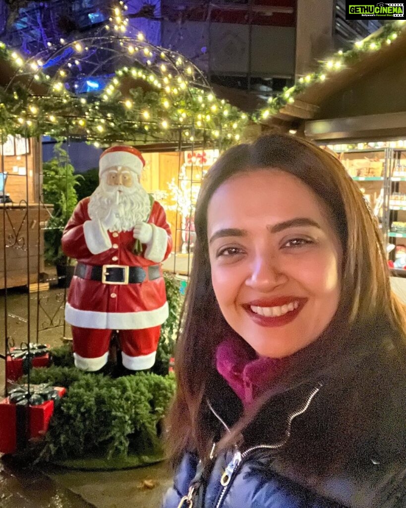 Surveen Chawla Instagram - Tis' the season of red 🍒 Merry Christmas 🎄Merry Everything guys ❤️