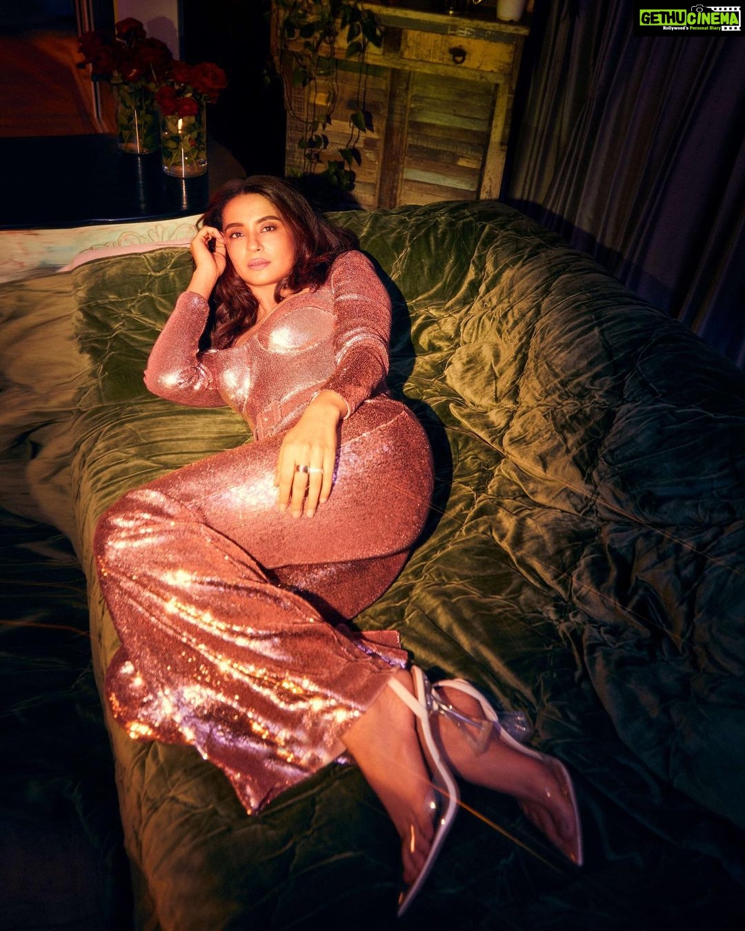 Surveen Chawla Instagram - For Filmfare OTT Awards. ✨ Outfit @nadinemerabi Jewellery @aquamarine_jewellery @tuula.jewellery Styled by @sukritigrover Team @vanigupta.23 @niddhii_jain 📸 @tejasnerurkarr HMU @tush_91 @shefali_hairstylist.81