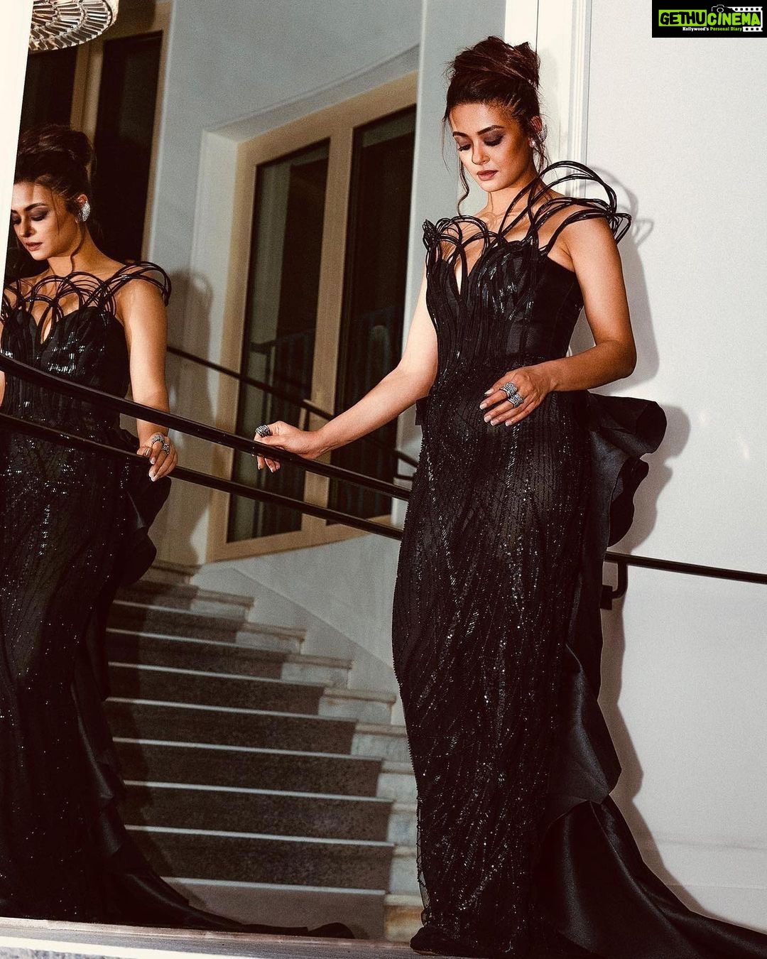 Surveen Chawla Instagram - In the beginning it was all black & white - Maureen O’Hara Shot by: @faisal_miya__photuwale Outfit: @tanieyakhanuja Jewellery: @karishma.joolry @mozaati Heels: @aldo_shoes Styled by: @sukritigrover Styling Team: @vanigupta.23 @simrankumar19 Intern: @mahek_gada Editor: @tushar.b.official #Cannes #Cannes2023