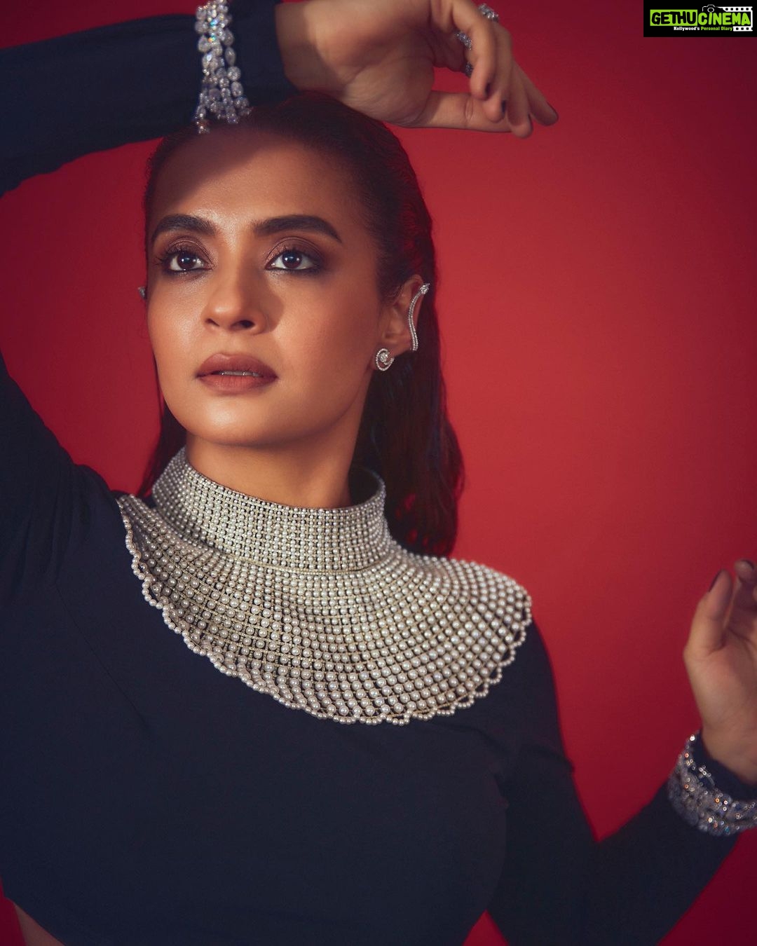Surveen Chawla Instagram - Poetry & Black 🖤 Outfit - @namratajoshipura Jewellery - @gehnajewellers1 @karishma.joolry @ayanasilverjewellery @blingsutra @house.of.midas @ascend.rohank Makeup - @tush_91 Hair - @gohar__shaikh 📸 - @kadamajay Styled by @sukritigrover Team @simrankumar19 @vanigupta.23