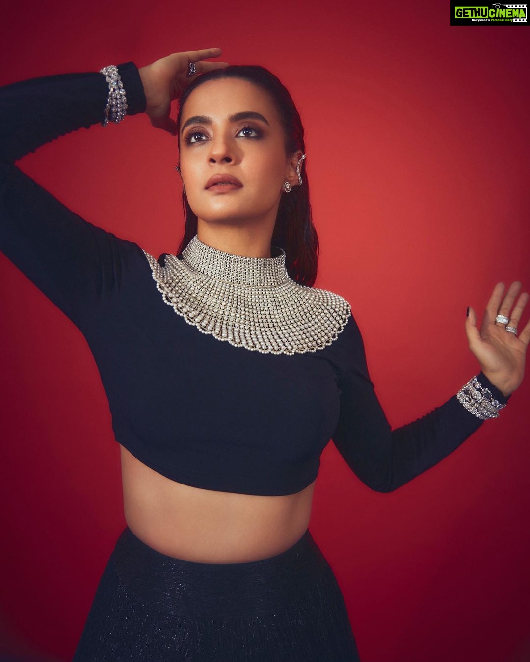 Surveen Chawla Instagram - Poetry & Black 🖤 Outfit - @namratajoshipura Jewellery - @gehnajewellers1 @karishma.joolry @ayanasilverjewellery @blingsutra @house.of.midas @ascend.rohank Makeup - @tush_91 Hair - @gohar__shaikh 📸 - @kadamajay Styled by @sukritigrover Team @simrankumar19 @vanigupta.23