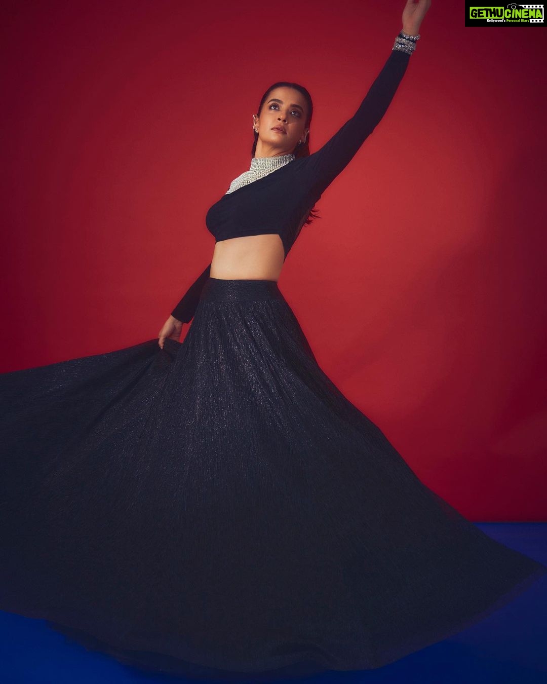 Surveen Chawla Instagram - Poetry & Black 🖤 Outfit - @namratajoshipura Jewellery - @gehnajewellers1 @karishma.joolry @ayanasilverjewellery @blingsutra @house.of.midas @ascend.rohank Makeup - @tush_91 Hair - @gohar__shaikh 📸 - @kadamajay Styled by @sukritigrover Team @simrankumar19 @vanigupta.23