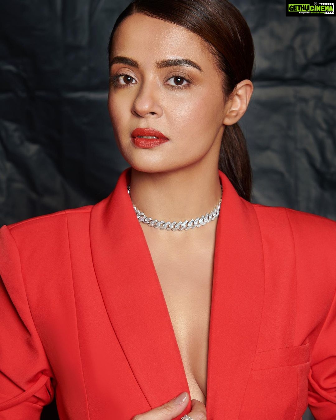 Surveen Chawla Instagram - Dangerously kicking ass ⚠️ Outfit @biancaandbridgett Jewellery @karishma.joolry Styled by : @sukritigrover Assisted by : @vanigupta.23 @simrankumar19 @ayushigala_ Makeup : @tush_91 Hair : @gohar_shaikh 📸 : @visualaffairs_va