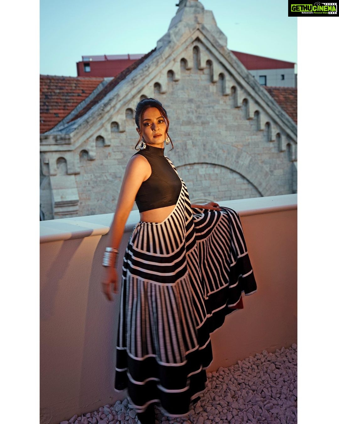 Surveen Chawla Instagram - Fluid and geometric… Classic and contemporary… A Riviera special🖤🤍 Outfit: @ka_sha_india Jewellery: @rheakapoor x @pipabella by @nykaafashion Styled by: @sukritigrover Styling Team: @vanigupta.23 @simrankumar19 Intern: @mahek_gada Shot by: @faisal_miya__photuwale #Cannes #Cannes2023