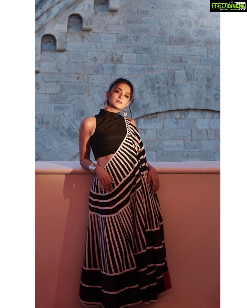 Surveen Chawla Instagram - Fluid and geometric… Classic and contemporary… A Riviera special🖤🤍 Outfit: @ka_sha_india Jewellery: @rheakapoor x @pipabella by @nykaafashion Styled by: @sukritigrover Styling Team: @vanigupta.23 @simrankumar19 Intern: @mahek_gada Shot by: @faisal_miya__photuwale #Cannes #Cannes2023
