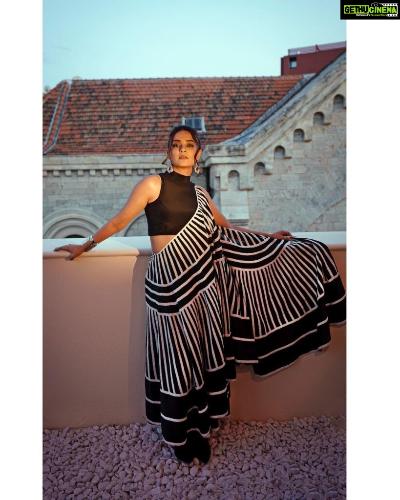 Surveen Chawla Instagram - Fluid and geometric… Classic and contemporary… A Riviera special🖤🤍 Outfit: @ka_sha_india Jewellery: @rheakapoor x @pipabella by @nykaafashion Styled by: @sukritigrover Styling Team: @vanigupta.23 @simrankumar19 Intern: @mahek_gada Shot by: @faisal_miya__photuwale #Cannes #Cannes2023