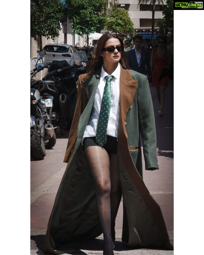 Surveen Chawla Instagram - And this is how I strolled….! Outfit: @helenanthonyofficial Heels: @aldo_shoes Sunglasses: @prada Styled by: @sukritigrover Styling Team: @vanigupta.23 @simrankumar19 Intern: @mahek_gada Shot by: @faisal_miya__photuwale #Cannes #Cannes2023