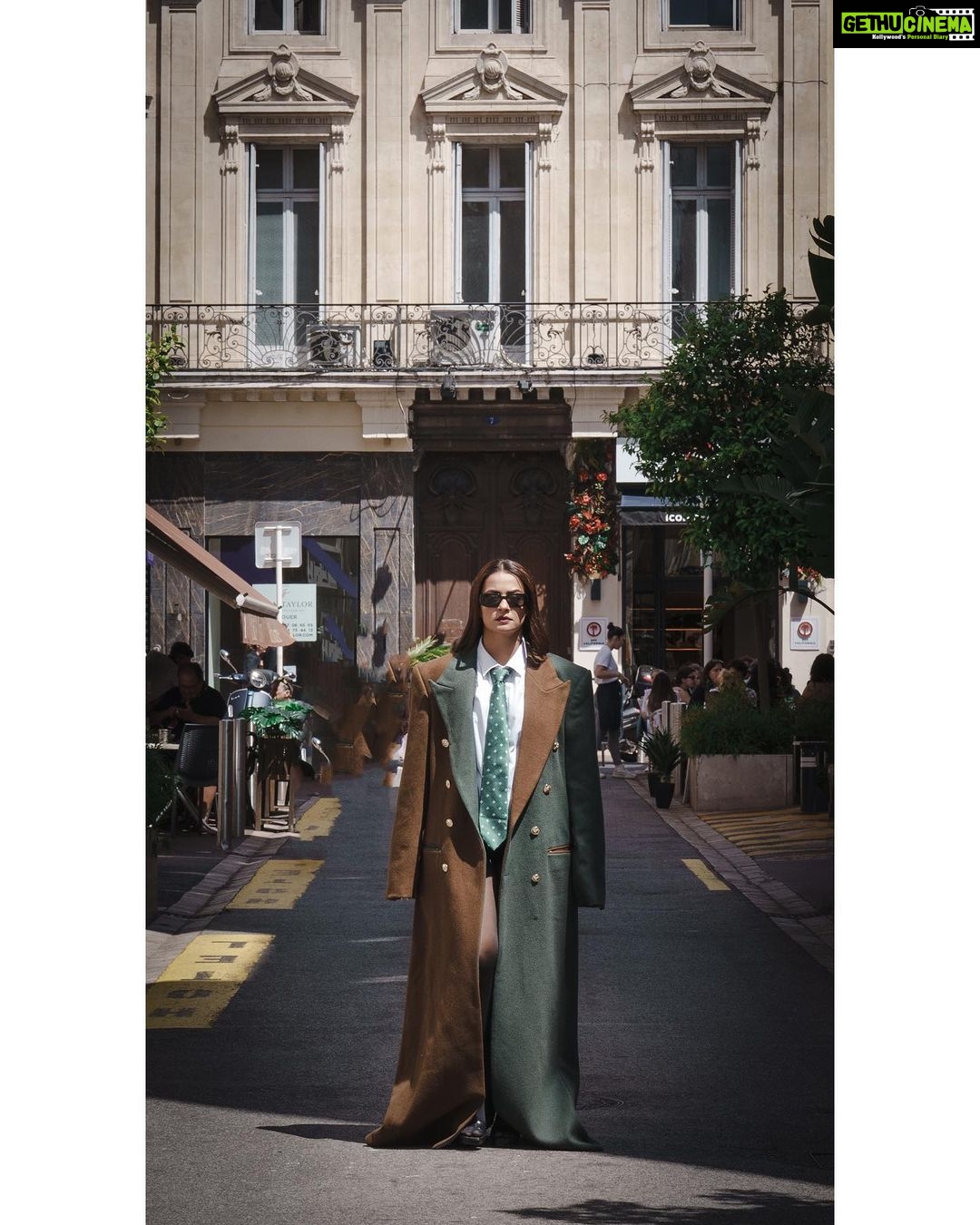 Surveen Chawla Instagram - And this is how I strolled….! Outfit: @helenanthonyofficial Heels: @aldo_shoes Sunglasses: @prada Styled by: @sukritigrover Styling Team: @vanigupta.23 @simrankumar19 Intern: @mahek_gada Shot by: @faisal_miya__photuwale #Cannes #Cannes2023