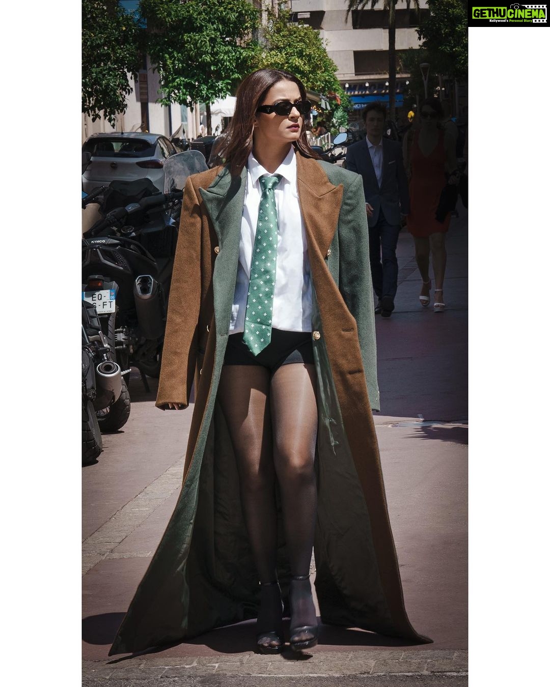 Surveen Chawla Instagram - And this is how I strolled….! Outfit: @helenanthonyofficial Heels: @aldo_shoes Sunglasses: @prada Styled by: @sukritigrover Styling Team: @vanigupta.23 @simrankumar19 Intern: @mahek_gada Shot by: @faisal_miya__photuwale #Cannes #Cannes2023