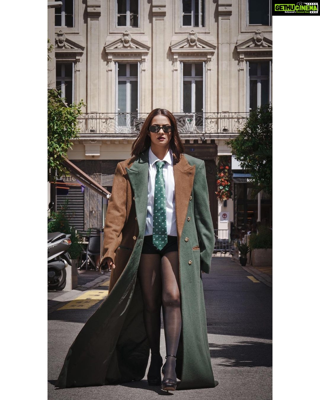 Surveen Chawla Instagram - And this is how I strolled….! Outfit: @helenanthonyofficial Heels: @aldo_shoes Sunglasses: @prada Styled by: @sukritigrover Styling Team: @vanigupta.23 @simrankumar19 Intern: @mahek_gada Shot by: @faisal_miya__photuwale #Cannes #Cannes2023