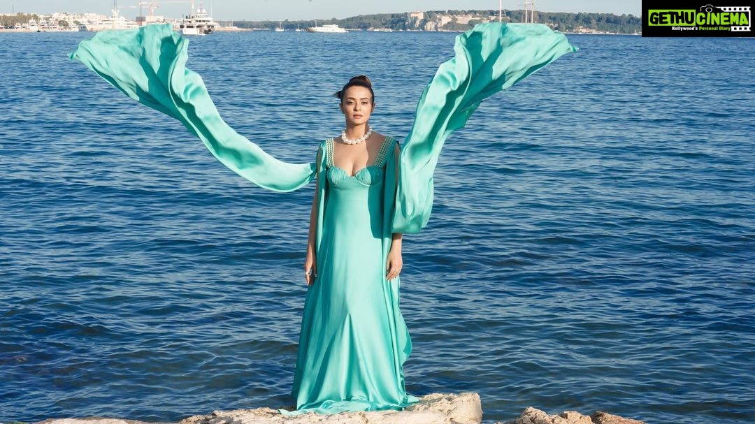 Surveen Chawla Instagram - “Let the blue sky meet the blue sea and all is blue for a time….” - Moncy Barbour Dress: @supriamunjalatelier Heels: @stevemaddenindia Jewellery: @prerto @curiocottagejewelry Styled by: @sukritigrover Styling Team: @vanigupta.23 @simrankumar19 Styling Intern @mahek_gada Shot by: @faisal_miya__photuwale #Cannes #Cannes2023