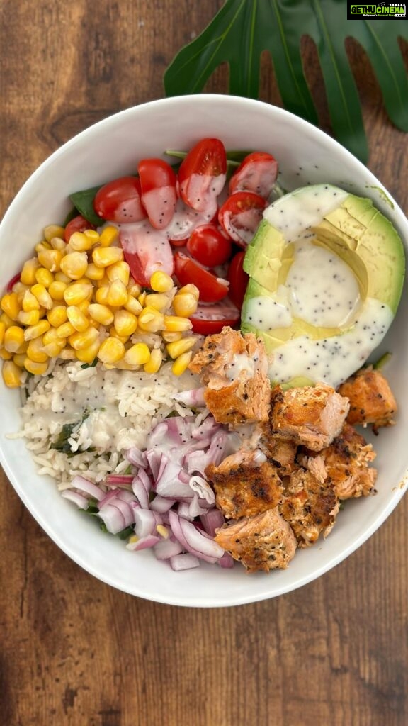 Sushma Raj Instagram - My absolute fav!! 🍚 🍣 Salmon Bowl Ingredients: Greens 🥬 Cilantro Rice 🌾 Tomatoes 🍅 Avocado 🥑 Grilled Crispy Salmon 🍣 Corn 🌽 Onion 🧅 Choice of dressing! #salmonbowl #healthyfood #eatclean