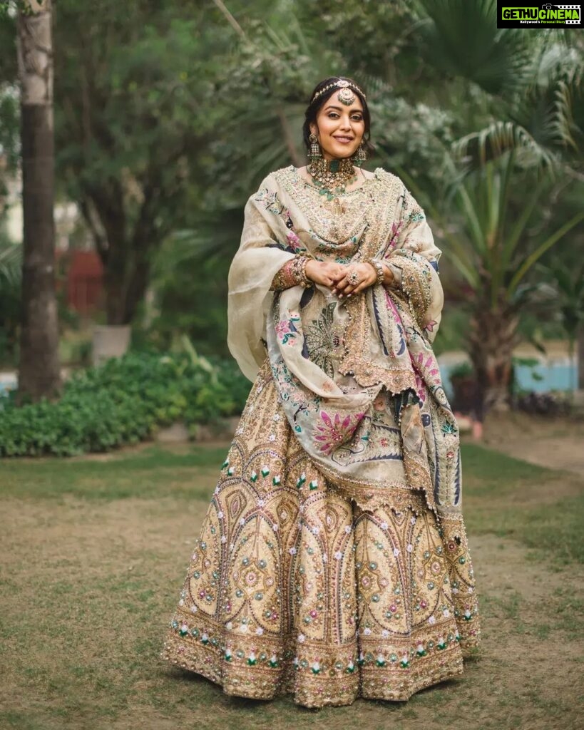 Swara Bhaskar Instagram - @reallyswara 's look for her Walima. I am just grateful that the outfit made it in time to India!! All the way from Lahore - Dubai - Mumbai - Delhi to finally Bareilly 😅 . . Outfit: @alixeeshantheaterstudio @alixeeshanempire Jewellery: @apalabysumitofficial . Styling: @a.bee.at.work @prifreebee Make-Up: @makeupbypoojagosain Hair : @lawangtamang95_delhei @anukaushikstudio Photographs: @tarunchawlaphotography . . . . . . . #weddingseason #indianweddings #fun #dance #love #weddings #reception #india #Delhi