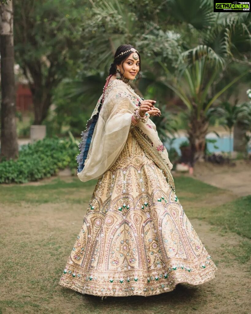 Swara Bhaskar Instagram - @reallyswara 's look for her Walima. I am just grateful that the outfit made it in time to India!! All the way from Lahore - Dubai - Mumbai - Delhi to finally Bareilly 😅 . . Outfit: @alixeeshantheaterstudio @alixeeshanempire Jewellery: @apalabysumitofficial . Styling: @a.bee.at.work @prifreebee Make-Up: @makeupbypoojagosain Hair : @lawangtamang95_delhei @anukaushikstudio Photographs: @tarunchawlaphotography . . . . . . . #weddingseason #indianweddings #fun #dance #love #weddings #reception #india #Delhi