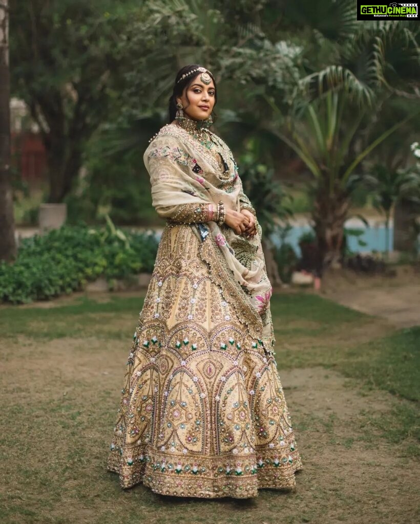 Swara Bhaskar Instagram - @reallyswara 's look for her Walima. I am just grateful that the outfit made it in time to India!! All the way from Lahore - Dubai - Mumbai - Delhi to finally Bareilly 😅 . . Outfit: @alixeeshantheaterstudio @alixeeshanempire Jewellery: @apalabysumitofficial . Styling: @a.bee.at.work @prifreebee Make-Up: @makeupbypoojagosain Hair : @lawangtamang95_delhei @anukaushikstudio Photographs: @tarunchawlaphotography . . . . . . . #weddingseason #indianweddings #fun #dance #love #weddings #reception #india #Delhi